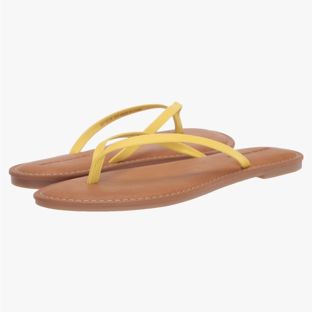Flip flops with yellow detailing 💛